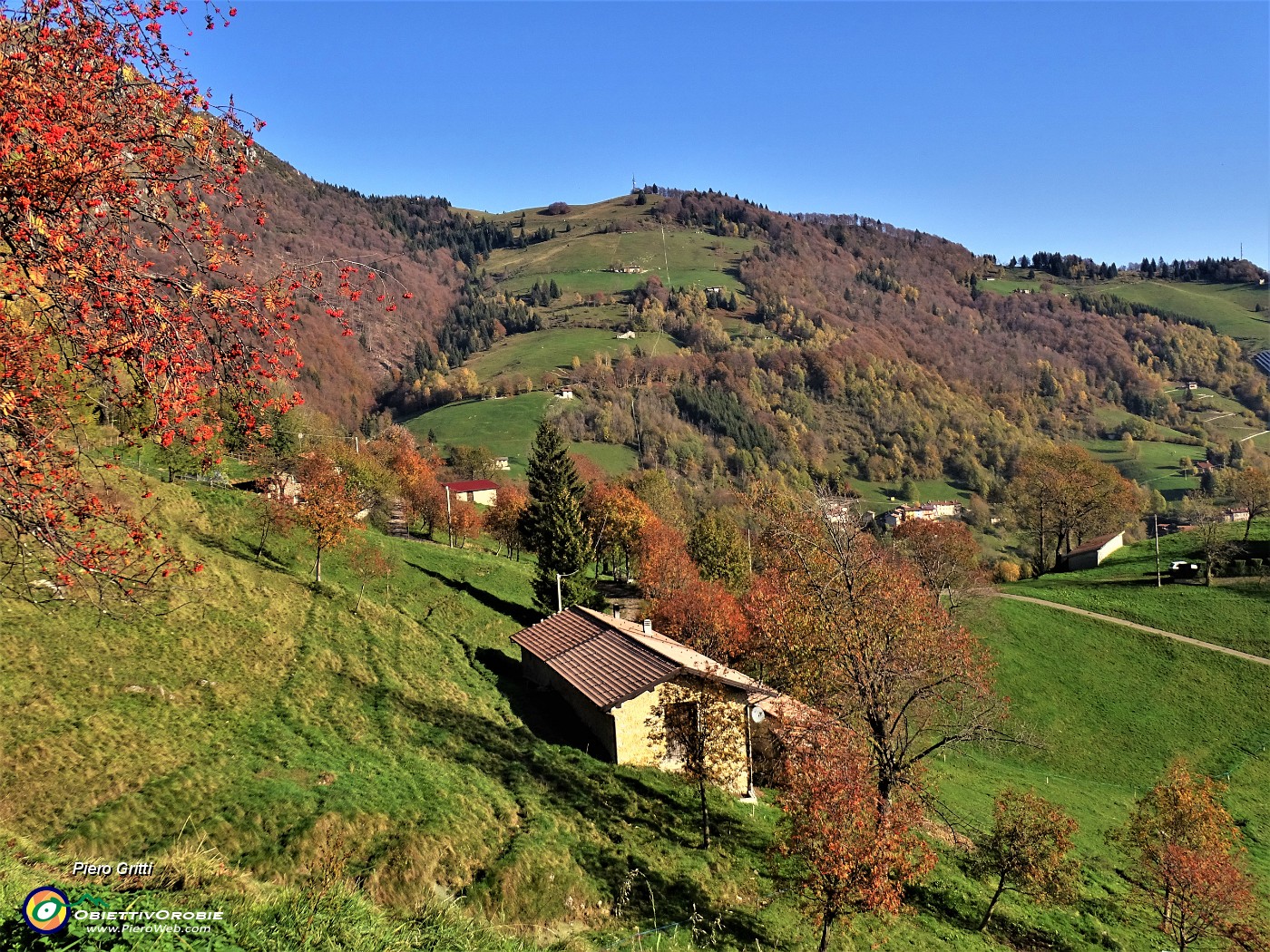 01 Vista sul percorso di salita alla Baita Campo (1442 m) .JPG